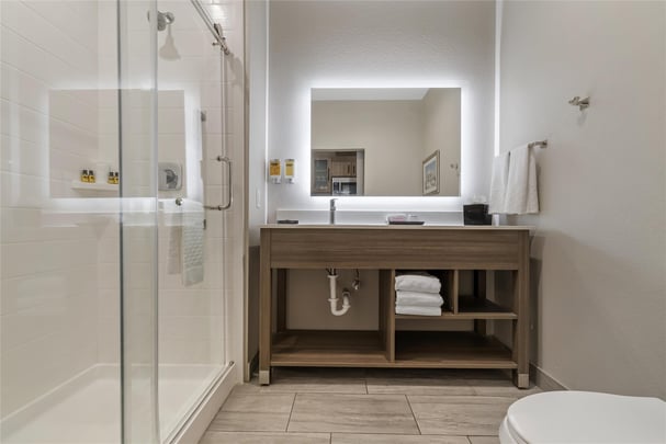 Double Queen w/ Kitchenette - Guest Bath