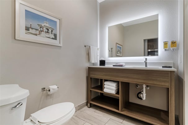 King w/ Sofa & Arm Chair - Guest Bath