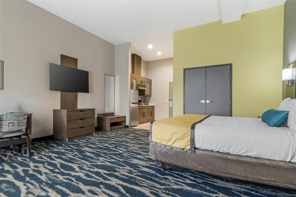 ADA King w/ Kitchenette