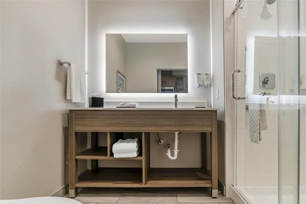 King w/ Kitchenette - Guest Bath