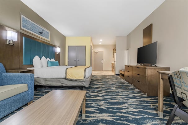 ADA King w/ Sofa & Kitchenette