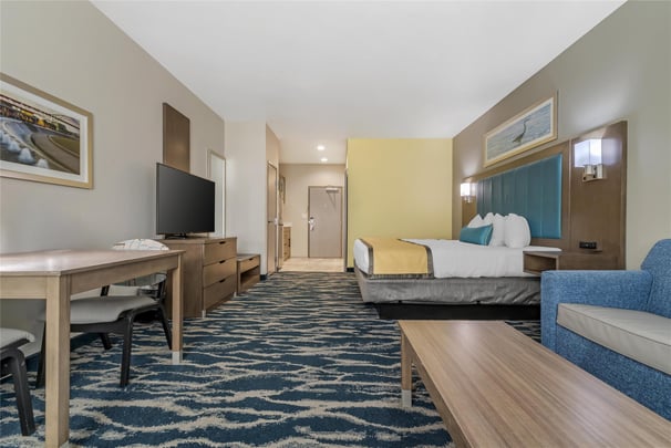 King w/ Sofa & Kitchenette