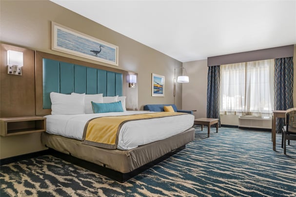 King w/ Sofa & Kitchenette