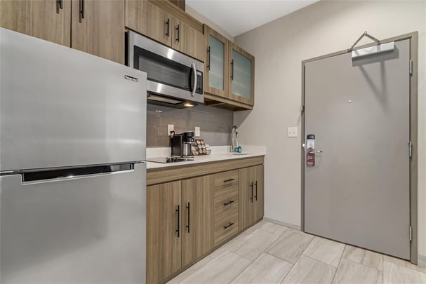 King w/ Sofa & Kitchenette