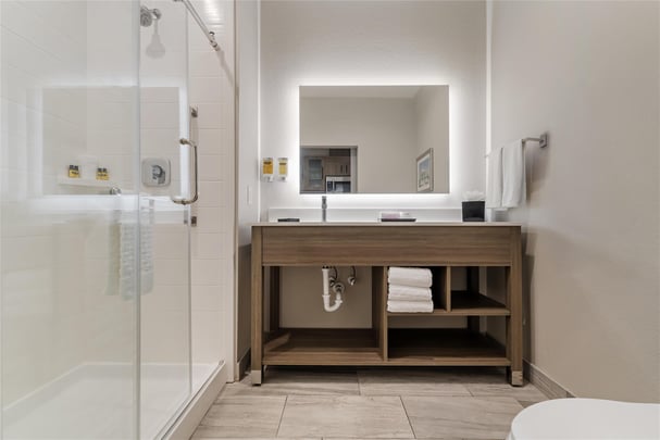 King w/ Sofa & Kitchenette - Guest Bath