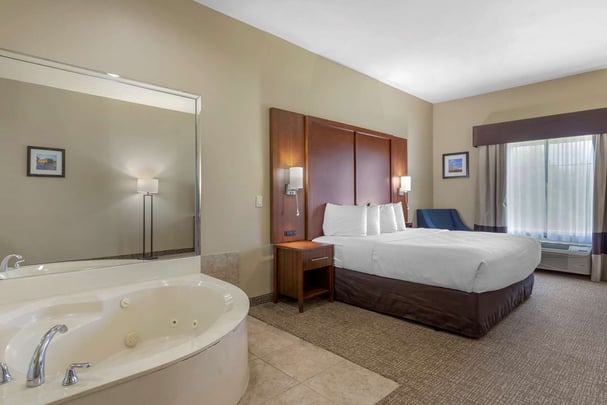 King Whirlpool Suite