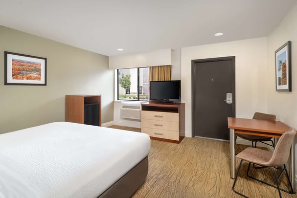 Mobility Accessible | 1 King Bed