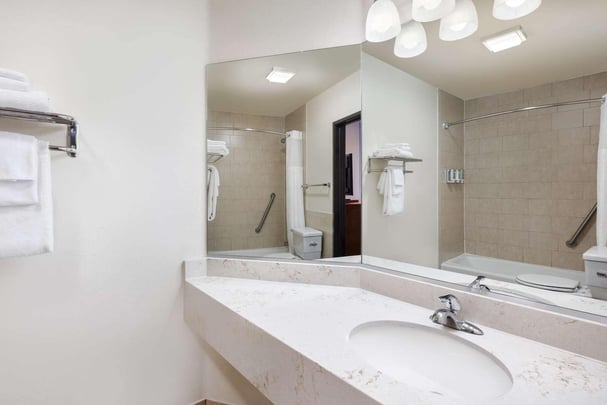 1 Queen Bed - Bathroom