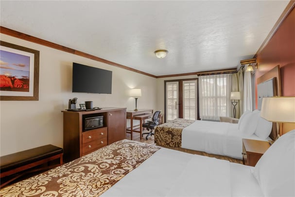 ADA - 2 Queen Beds w/ Roll In Shower