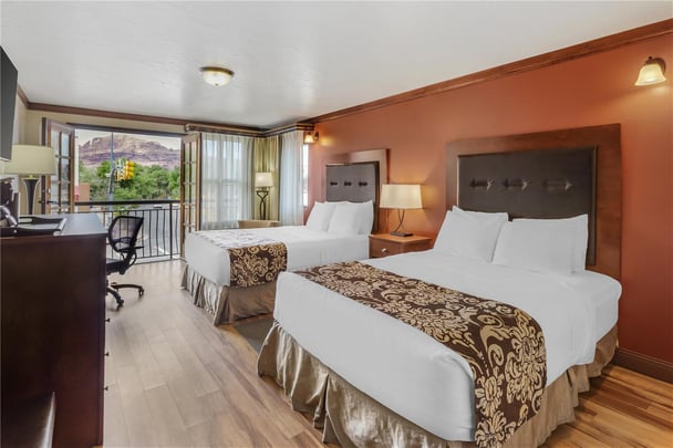 ADA - 2 Queen Beds w/ Roll In Shower