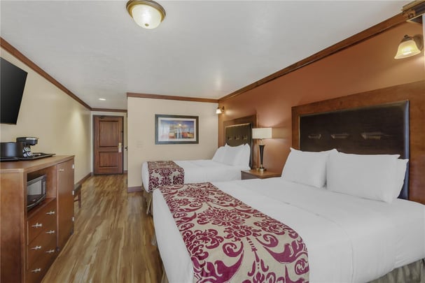 2 Queen Beds w/ Balcony