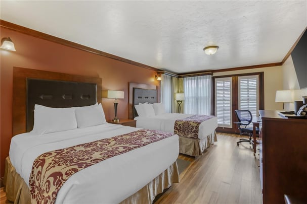 2 Queen Beds w/ Balcony