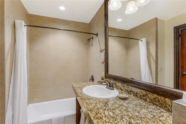 2 Queen Beds w/ Balcony