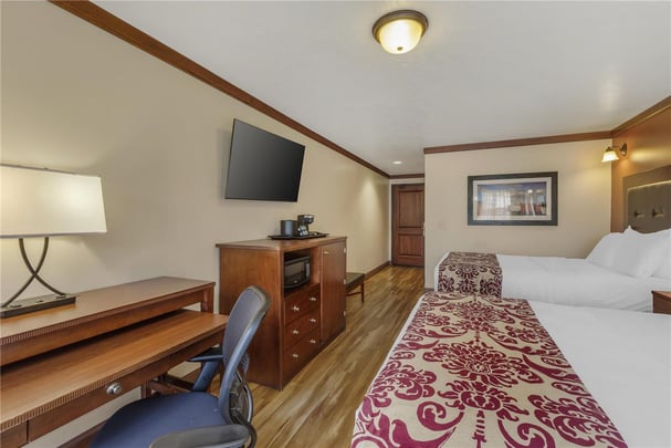 2 Queen Beds w/ Balcony