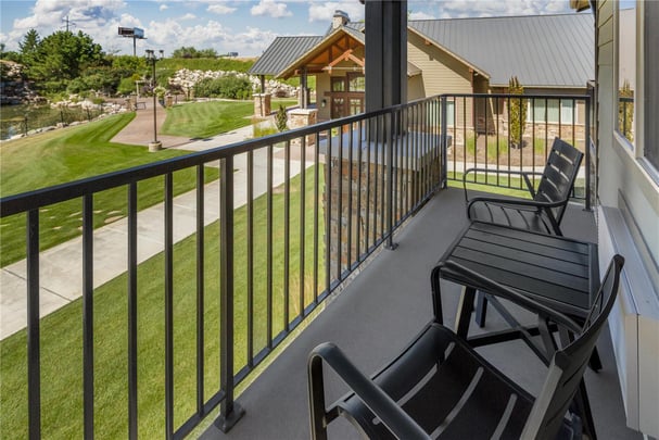 1 King Bed w/ Balcony