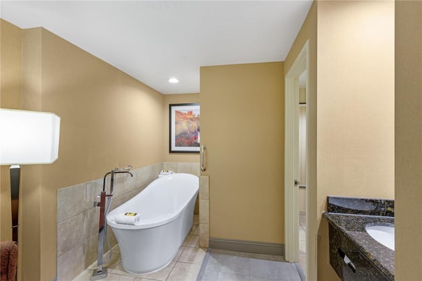 Suite - 1 King Bed with 2 Rooms