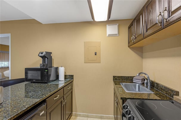 Suite - 1 King Bed with 2 Rooms