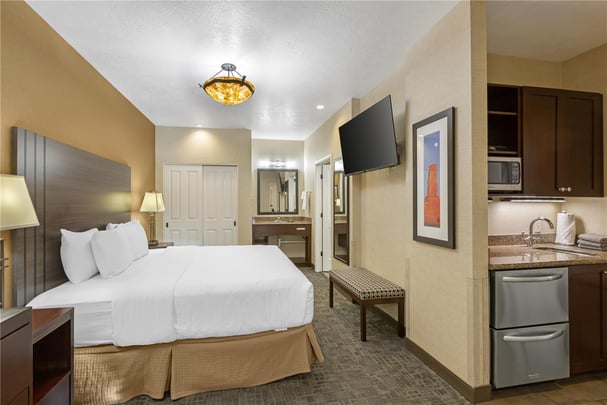 Suite - 1 King Bed 2 Queen Beds w/ Balcony & Poolview