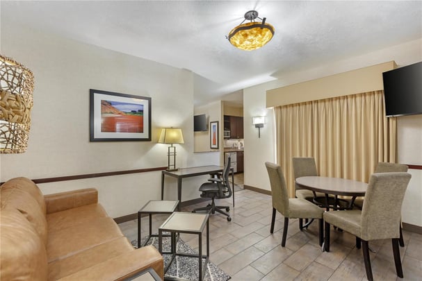 Suite - 1 King Bed 2 Queen Beds w/ Balcony & Poolview