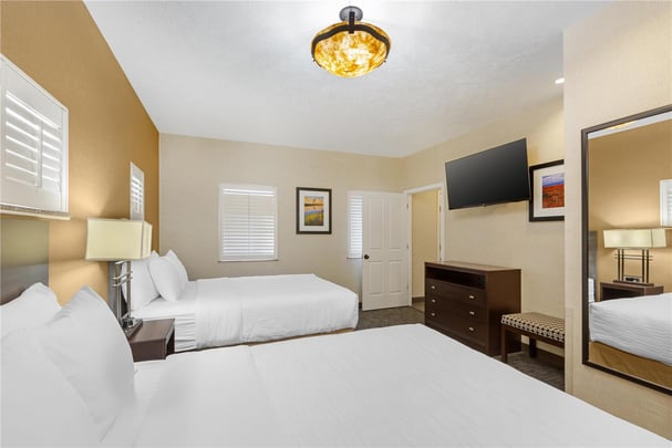 Suite - 1 King Bed 2 Queen Beds w/ Balcony & Poolview