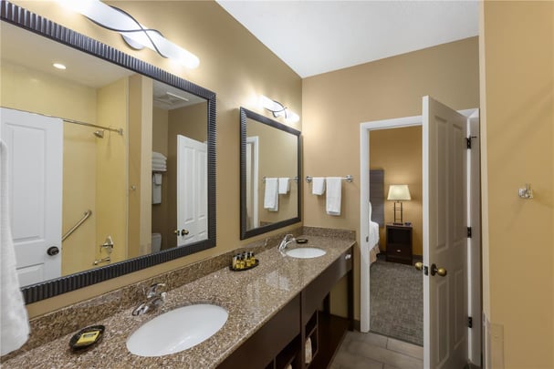 Suite - 1 King Bed 2 Queen Beds w/ Balcony & Poolview