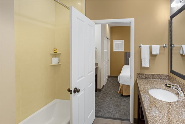 Suite - 1 King Bed 2 Queen Beds w/ Balcony & Poolview