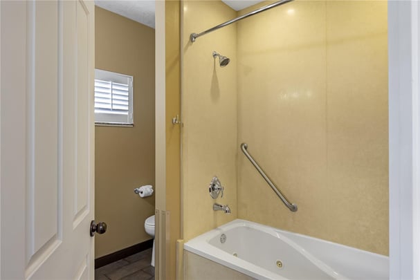 Suite - Main 1 King 2 Queen Beds