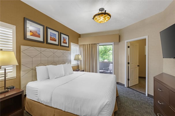 Suite - Main 1 King 2 Queen Beds