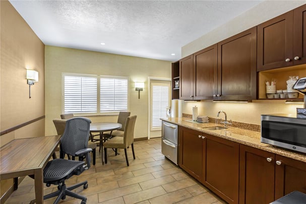 Suite - Main 1 King 2 Queen Beds