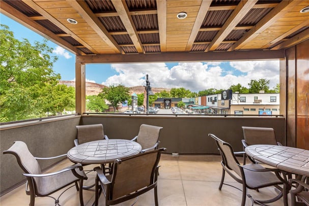 Suite - Main 1 King 2 Queen Beds