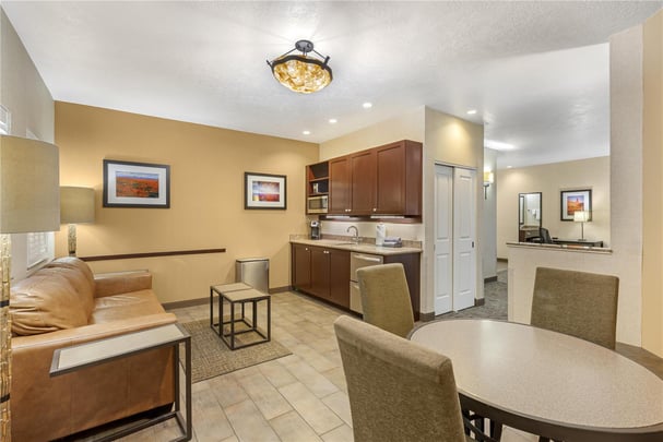 Suite - Family Room 1 King Bed 2 Queen Beds