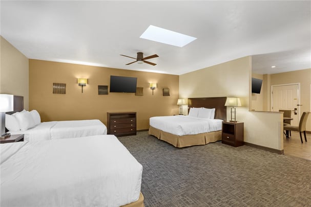 Suite - Family Room 1 King Bed 2 Queen Beds