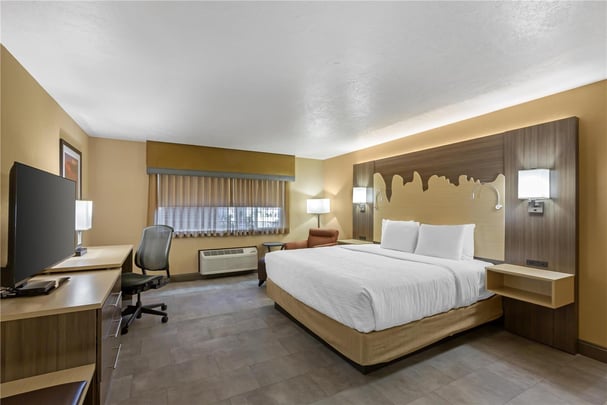 ADA - 1 King Bed w/ Roll In Shower