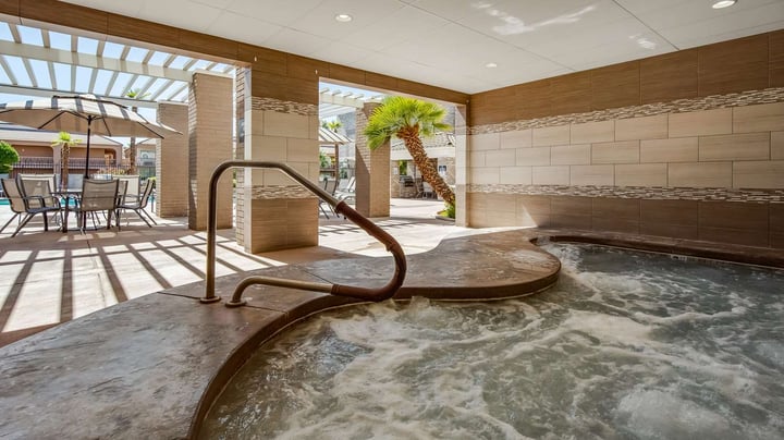 Outdoor Jacuzzi (Covered)