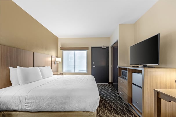 ADA - 1 King Bed w/ Roll In Shower