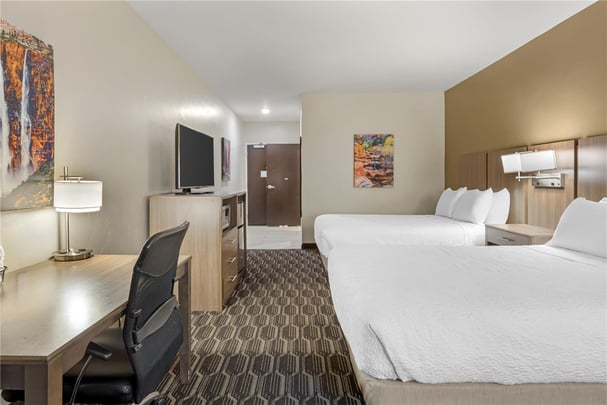 ADA - 2 Queen Beds w/ Roll In Shower