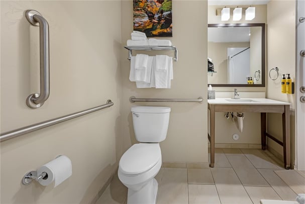 ADA - 2 Queen Beds w/ Roll In Shower