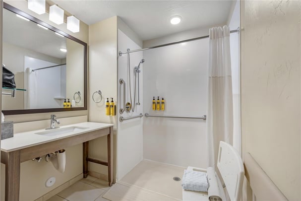 ADA - 2 Queen Beds w/ Roll In Shower