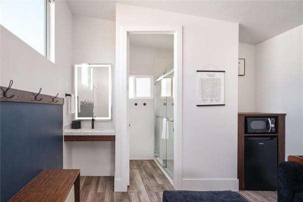 King Bungalow with Sofa Bed Bathroom