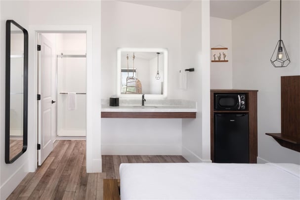 King Bungalow with Swing Bathroom