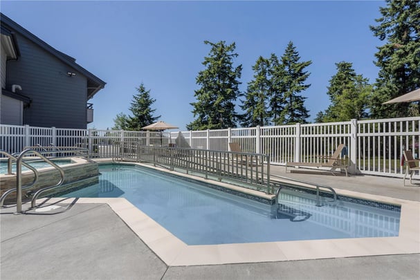 Outdoor Pool / Hot Tub