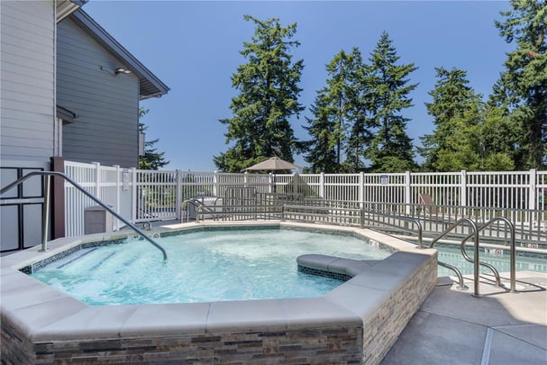 Outdoor Pool / Hot Tub