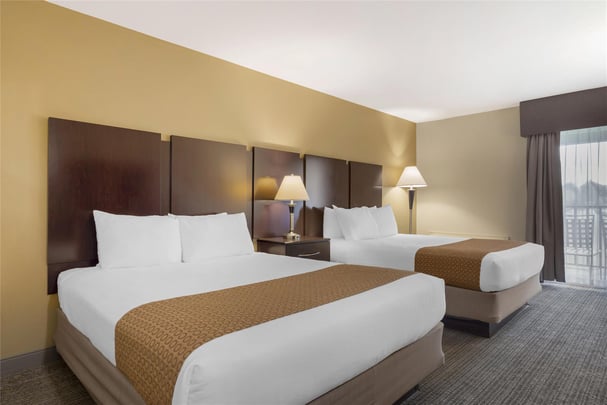 2 Queen Beds w/ Balcony and Golf View