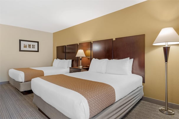 2 Queen Beds w/ Balcony and Golf View