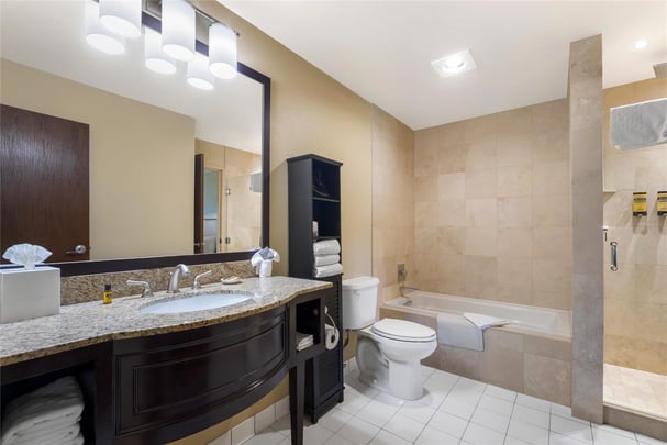 Suite - 1 King Bed w/ Golfview