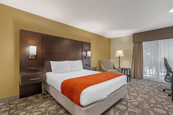 1 Queen Bed w/ Golf View