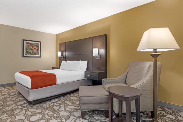 1 Queen Bed w/ Golf View