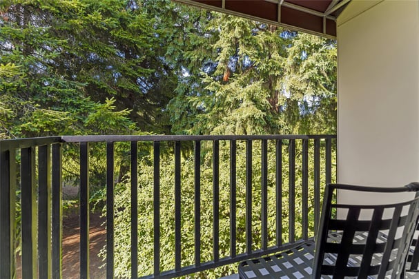 1 Queen Bed w/ Golf View