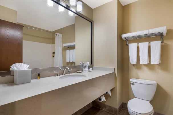 1 Queen Bed w/ Golf View