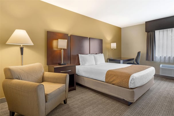 ADA - 1 Queen Bed w/ Bathtub